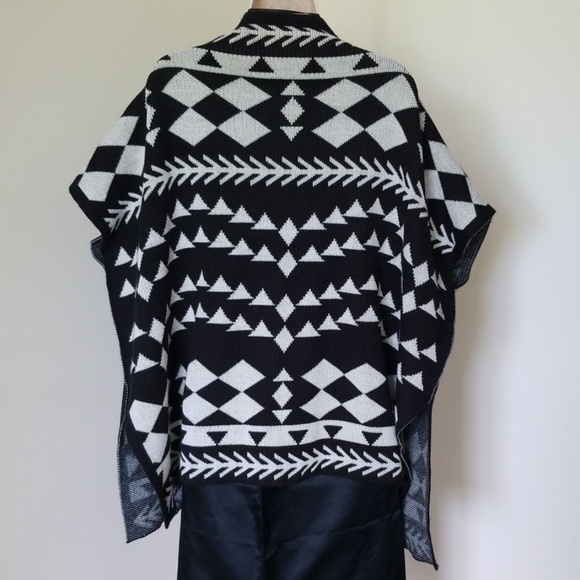Mudd Poncho Shoulder Throw In Black & White Shawl - Picture 2 of 8